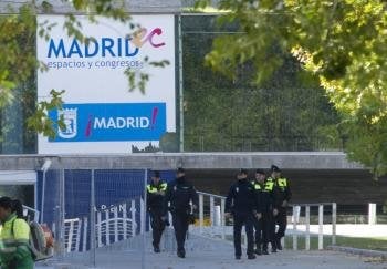 Varios policías salen del recinto Madrid Arena (Foto: EFE)