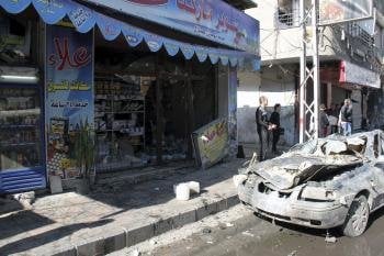 Vista del escenario de un ataque con coche bomba en Yarmana