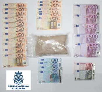 El dinero y la heroína intervenida por la Policía Nacional.