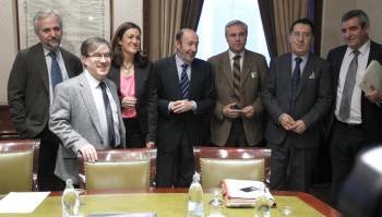 Pérez Rubalcaba, con representantes judiciales, entre ellos Antonio Piña, decano de Ourense (derecha).  (Foto: F.ALVARADO)