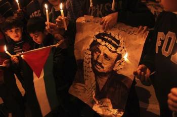 Niños palestinos portando velas y un retrato de Arafat en la vigilia de la votación. (Foto: ALAA BADARNEH)