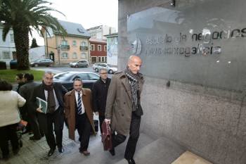 Los representantes de los sindicatos en el momento de llegar a la sede de NCG Banco en A Coruña. (Foto: CABALAR)