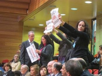 Protesta de trabajadores de Agader en el Parlamento de Galicia. 