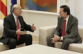 El presidente del Gobierno, Mariano Rajoy (d), recibió al secretario general de la Organización para la Cooperación y el Desarrollo Económico (OCDE), Ángel Gurría