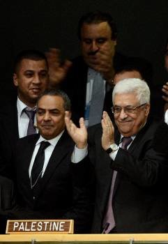 Mahmud, Abás (d) celebra la decisión de la Asamblea. (Foto: ANDREW GOMBERT)