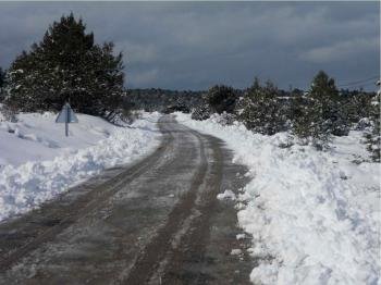 La presencia de nieve ha provocado durante la madrugada del viernes dificultades para circular en la carretera OU-114, que conecta Verín con Campobecerros