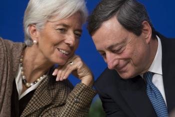 La directora gerente del Fondo Monetario Internacional (FMI), Christine Lagarde (izda), conversa con el presidente del Banco Central Europeo (BCE), Mario Dragh
