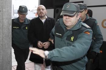 Ilidio Magalhaes, alias 'Cobra', saliendo del furgón policial para comparecer ante el juez. (Foto: FOTOS: XESÚS FARIÑAS)