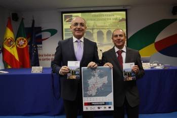 Jiménez Morán y Antonio Cabeleira muestran la guía turística  y el plano de la Eurocidade. (Foto: XESÚS FARIÑAS)