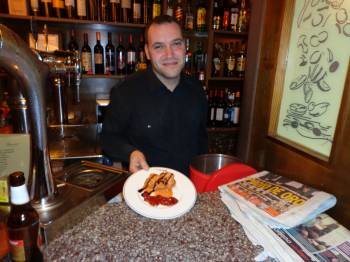 El hostelero Francisco Castro muestra la tapa que confeccionó en el restaurant A Lareira. (Foto: J.C.)