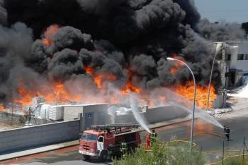 El Grumir sofocando un incendio de una nave industrial. (Foto: MARTIÑO PINAL)
