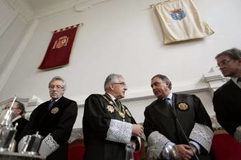 Cadenas, Moliner y Varela al inicio del acto de imposición de la cruz de honor al primero. (Foto: CABALAR)
