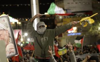 Celebración en las calles de Ramallah del reconocimiento internacional a Palestina. (Foto: ATEF SAFADI)