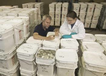 Técnicos de Odyssey, haciendo el recuento de las monedas ,   (Foto: ARCHIVO)
