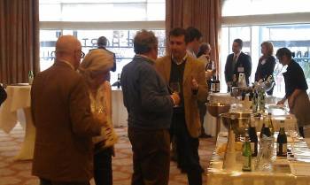Importadores y distribuidores belgas, en la presentación de los vinos valdeorreses en Bruselas. (Foto: L:R)