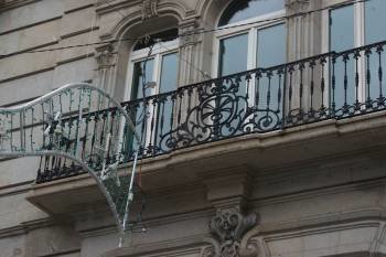 Otro balcón de la calle Príncipe, en el edificio de Caixanova, sujeta un adorno. (Foto: VICENTE)
