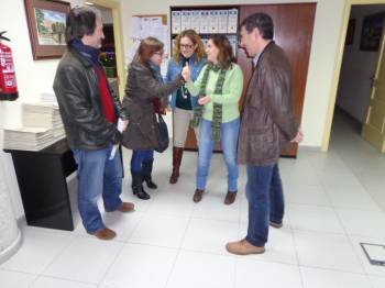 Aurentino Alonso, a la derecha de la imagen, conversa con padres y profesores, antes de la reunión. (Foto: J.C.)