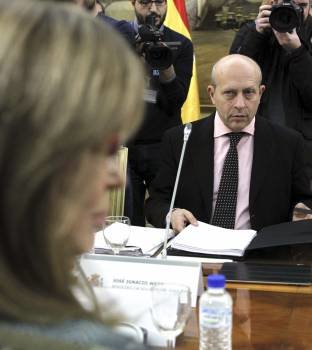 El ministro Wert mira a la consejera catalana poco antes del inicio de la conferencia de Educación. (Foto: J.J. GUILLÉN)