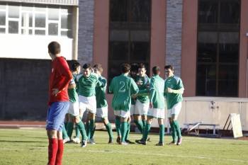 Los futbolistas del Arenteiro celebran el gol que les ponía por delante en el marcador en el derbi de O Barco. (Foto: XESÚS FARIÑAS)