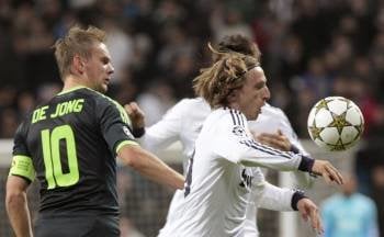 Luka Modric intenta controlar el balón ante la tímida marca del holandés De Jong. (Foto: ALBERTO MARTÍN)