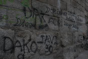 Pintadas en uno de los pilares del Puente Romano, uno de los monumentos declarados Bien de Interés Cultural de la ciudad. (Foto: MIGUEL ÁNGEL)