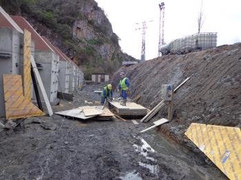 Dos trabajadores, en la obra del túnel de La Barosa.