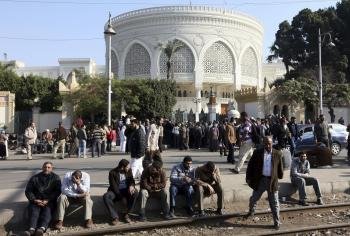 Partidarios del presidente egipcio, Mohamed Mursi, en las inmediaciones del Palacio Presidencial, donde se produjeron choques violentos entre partidarios y opositores del presidente 