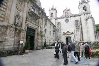Visitantes en la entrada principal del monasterio de Santo Estevo. (Foto: MARCOS ATRIO)