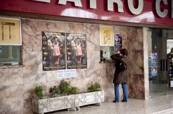 Una espectadora adquiere su entrada para un espectáculo teatral en taquilla. (Foto: ARCHIVO)