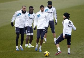  Los jugadores del Real Madrid Cristiano Ronaldo (d), Képler Laveran 'Pepe', Michael Essien, Raphael Varane y Karim Benzema (i-d) durante el entrenamiento del equipo hoy