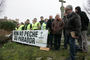 La plantilla del Parador de Monterrei, portando   una pancarta reivindicativa durante la mañana de ayer. (Foto: MARCOS ATRIO)