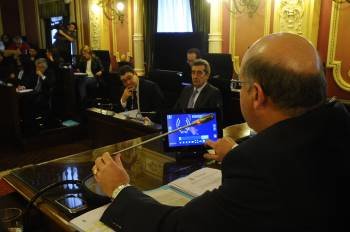 El alcalde, Agustín Fernández, concede el turno de palabra a los concejales desde esta pantalla. (Foto: MARTIÑO PINAL)
