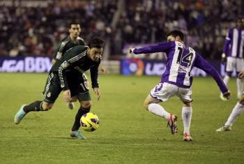 Özil intenta escapar del centrocampista del Valladolid Omar. (Foto: R. GARCÍA)