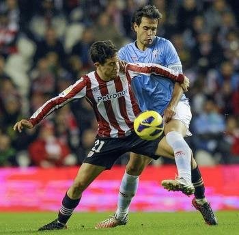 El centrocampista del Athletic Ander Herrera (i) y el centrocampista del Celta de Vigo Borja Oubiña  luchan por el balón (Foto: EFE)