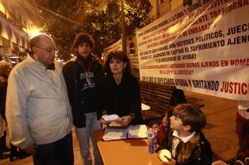 Lina y su hijo, en el centro de la imagen, en una protesta callejera. (Foto: EL PROGRESO)