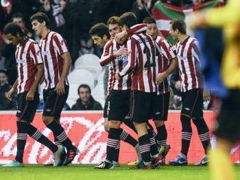 Los jugadores del Athletic de Bilbao celebran el gol de Aduriz con el que ganaron el partido contra el Celta. (Foto: MIGUEL TOÑA)