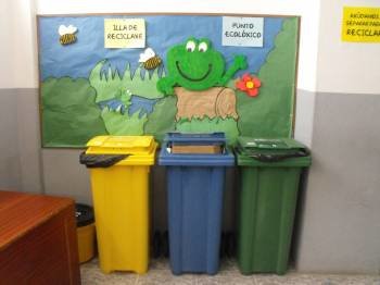 Tres cubos de colores listos para el reciclado, utilizados como ejempo en un aula de niños de infantil. (Foto: ARCHIVO)