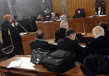 La fiscal Ilda Boccassini (izq) intervienen una sesión del juicio contra el ex primer ministro italiano Silvio Berlusconi