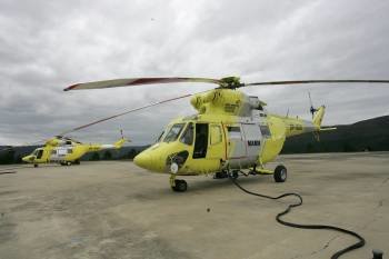 Helicópteros en el helipuerto de la base de la Brigada de Refuerzo de Incendios Forestales. (Foto: MARTIÑO PINAL)