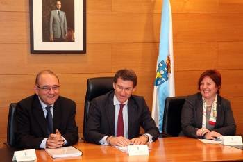 Rodríguez Sendín, Feijóo y Mosquera, durante el encuentro que mantuvieron ayer en Santiago. (Foto: VICENTE PERNÍA)
