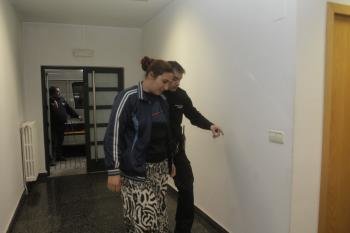 Una de las detenidas entra en el juzgado de guardia de la ciudad. (Foto: Miguel Angel)