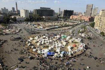 Vista general de la plaza Tahrir donde continúan acampados los manifestantes en El Cairo