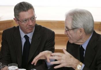 El ministro de Justicia, Alberto Ruiz Gallardón (i) conversa con el jurista Antonio Garrigues Walker (Foto: EFE)