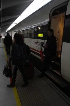 Viajeros del tren Avant, en la estación de Ourense.  (Foto: MIGUEL ÁNGEL)