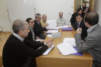 Izquierda, miembros del comité y sindicatos. Suárez y Cacharro, a la derecha. (Foto: M. ANGEL)