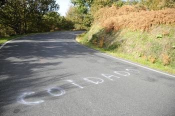 Desde hace semanas hay pintadas en la carretera alertando del peligro del vial. (Foto: MARTIÑO PINAL)