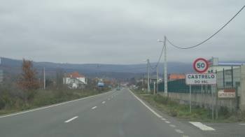 La carretera entre Verín y Castrelo do Val. Una nueva señal limita la velocidad a 50 kilómetros a la hora. (Foto: MARCOS ATRIO)