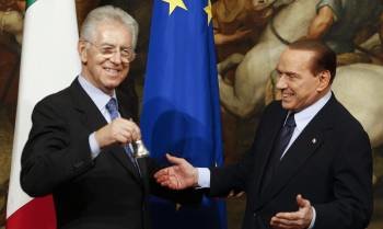 Monti y Berlusconi, durante la ceremonia de traspaso de poderes, en noviembre de 2011. (Foto: ARCHIVO)