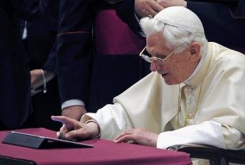 El papa Benedicto XVI publica por primera vez en Twitter al finalizar la audiencia general de los miércoles en el Aula Pablo VI en Ciudad del Vaticano (Foto: EFE)