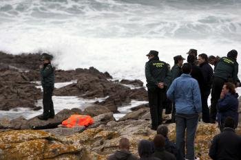  El dispositivo de búsqueda de la mariscadora que cayó esta mañana al mar mientras faenaba en una zona de rocas limítrofe entre Baiona y Santa María de Oia, en Pontevedra (Foto: EFE)